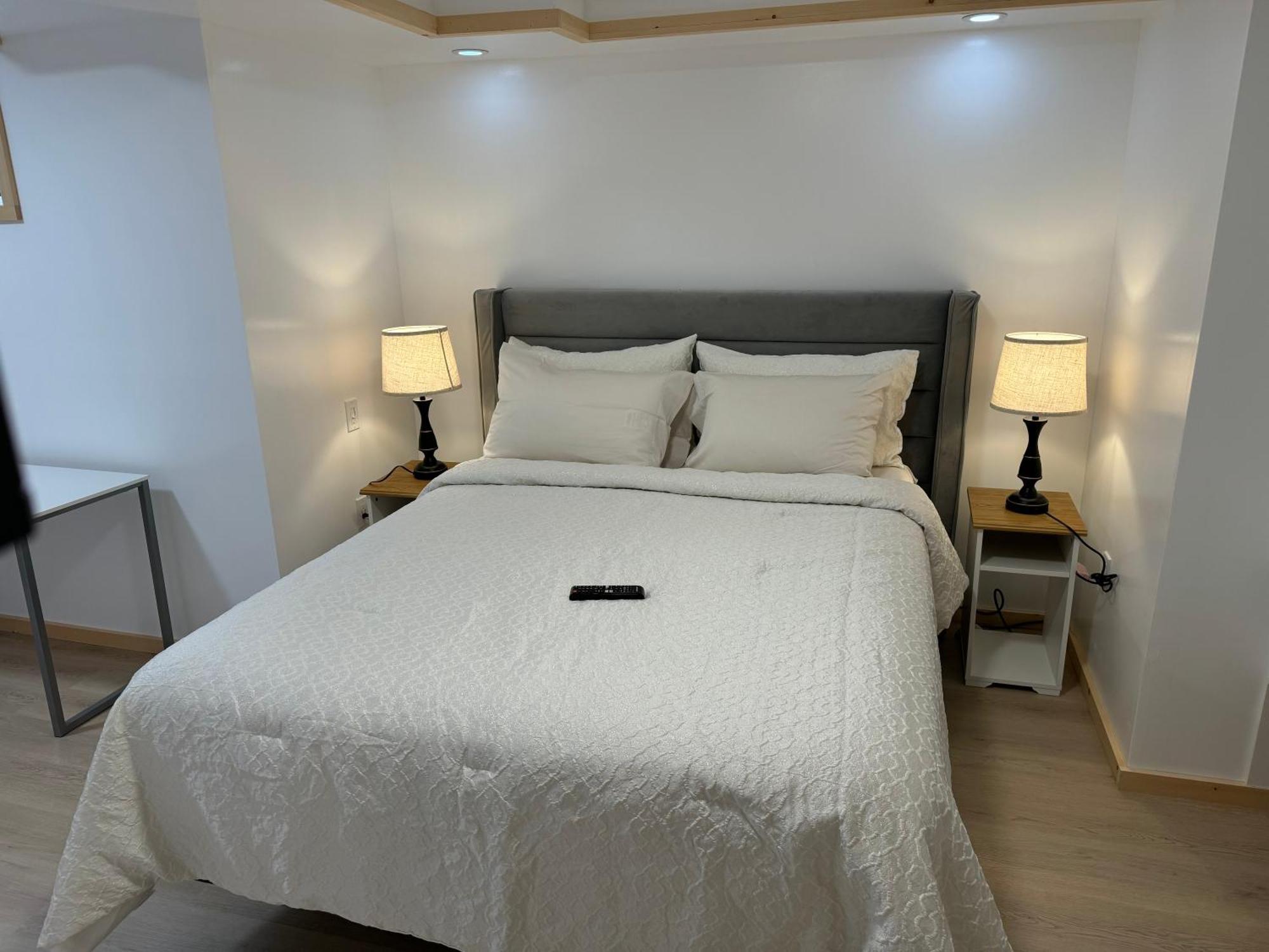 Private Entrance, Private Bathroom, Bedroom And Workspace Ottawa Exterior photo