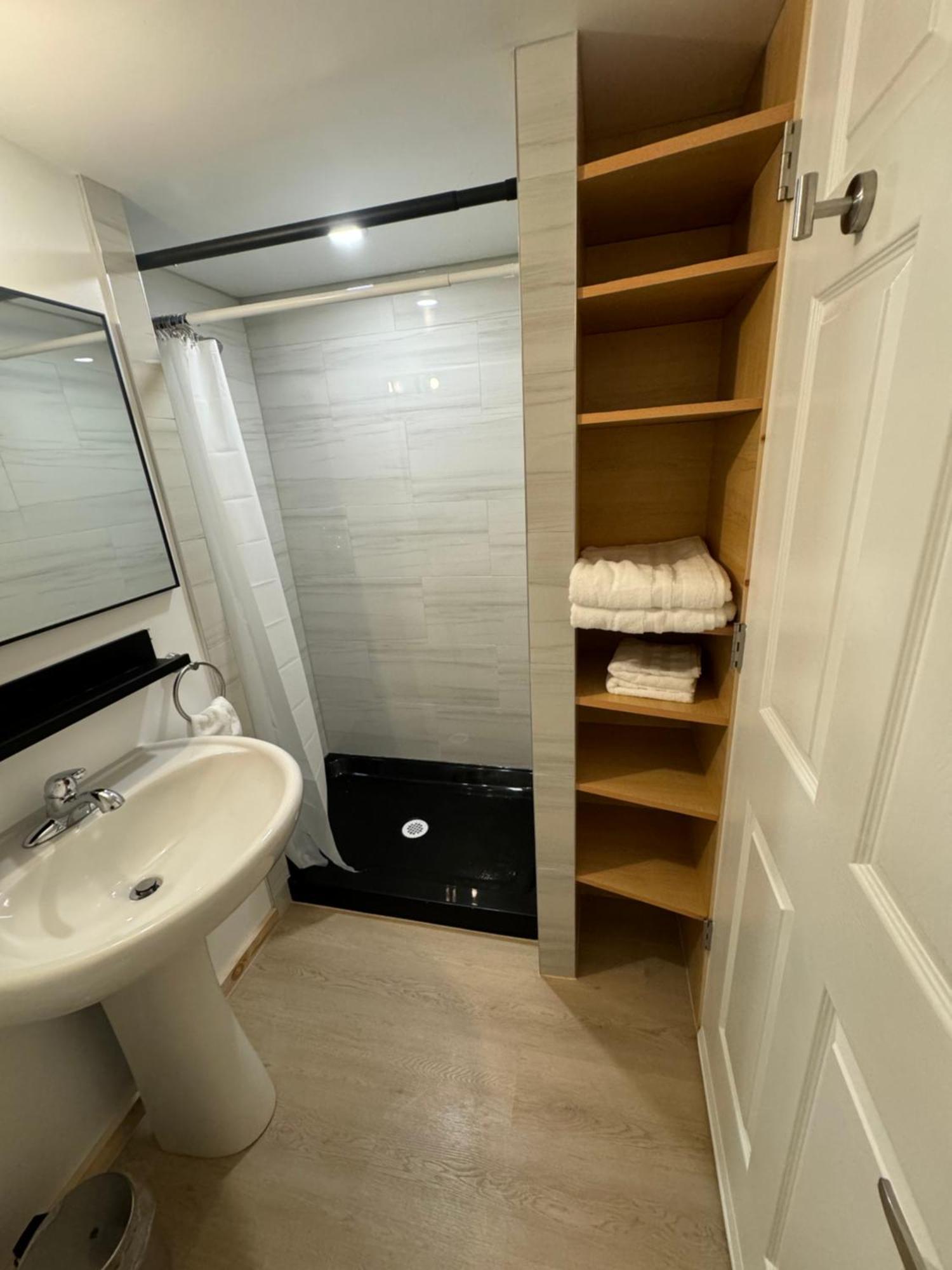 Private Entrance, Private Bathroom, Bedroom And Workspace Ottawa Exterior photo